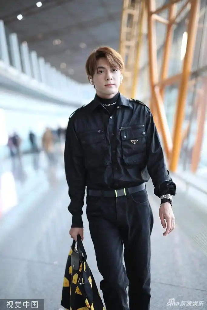 曾舜晞全黑look酷帅有型 提黄色包包似"漫撕男"