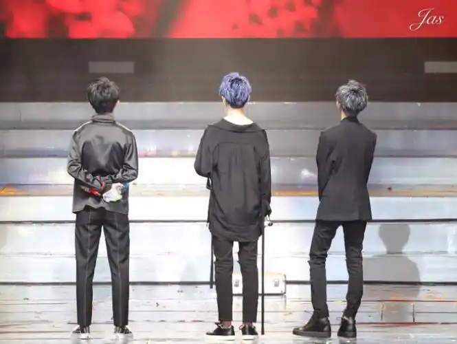 一个看正面能脑补一出戏而看背面只想呼撸头毛的三人组合 #tfboys四