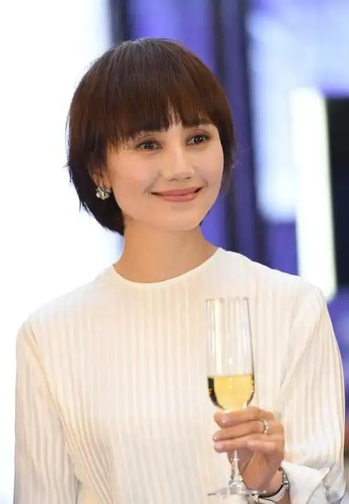 但是可以看看以上这几位女明星的穿搭,就知道如何去打理短发造型了