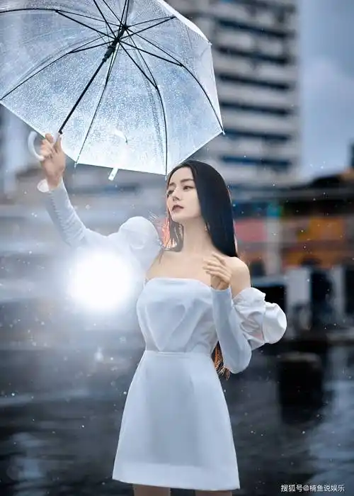 原创迪丽热巴每一次出场都好美雨中撑伞氛围感满满果然是当红女星