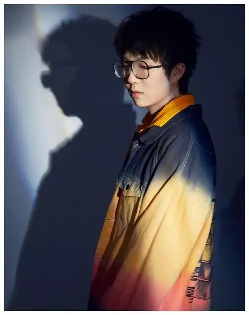 有种整容叫毛不易戴眼镜本以为颜值很普通谁知帅成男神