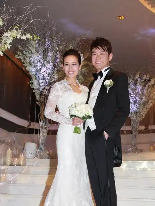 她父母皆tvb高层,一路绯闻众多,2次婚姻高嫁,今姐弟恋回归家庭|吴卓羲