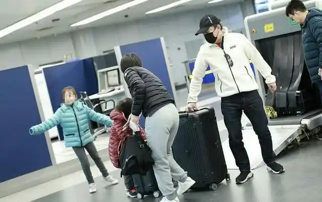 黄渤一家四口一同出行,夫妻装扮黑白配,两个女儿罕见曝光