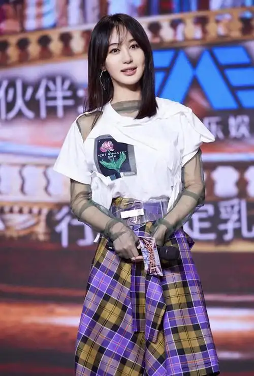 毛晓彤怎么看都以为她18岁白t恤配牛仔裙美成初恋女友模样