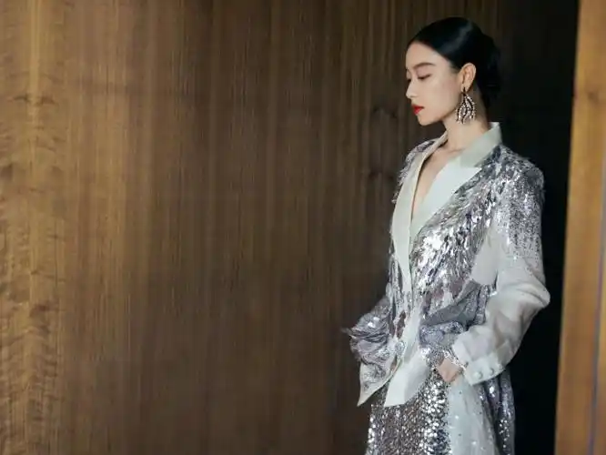 倪妮银色羽毛西装