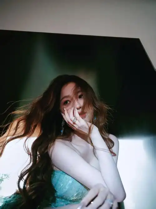 虞书欣水绿色亮片抹胸裙