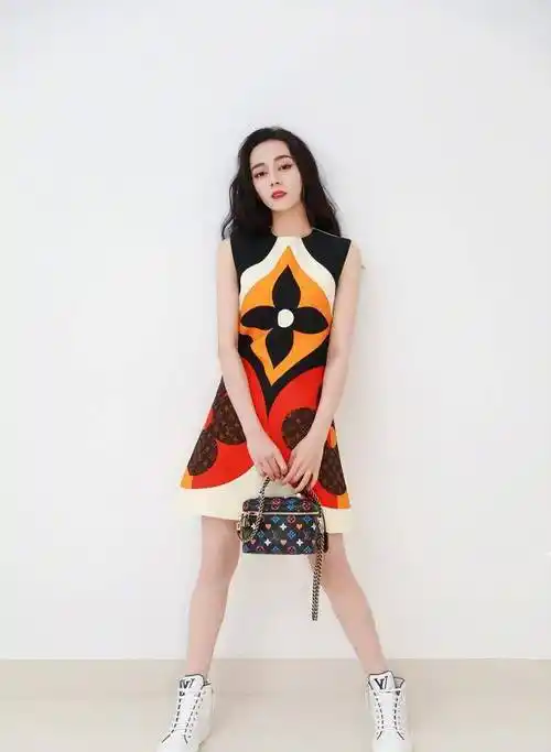 热巴瘦穿衣却不"垮",普通针织衫也能秀凹凸感,说不嫉妒是假的_造型