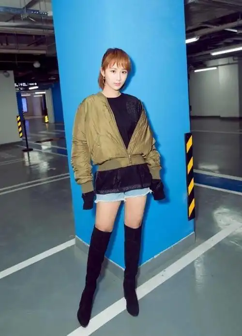 杨紫裸腿穿过膝长靴秀腿叫板杨幂