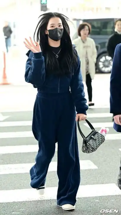 kimjisoo超话#金智秀solo出道1周年快乐#  240322 icn机场出境 新闻图