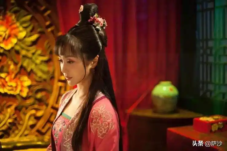 正常来说,家里的女仆都是用来做事的,存在美女的可能性较低,五官端正