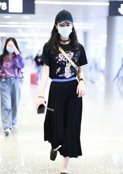 韩雪不像快40的人t恤配百褶裙显瘦高身材脖子戴choker似少女