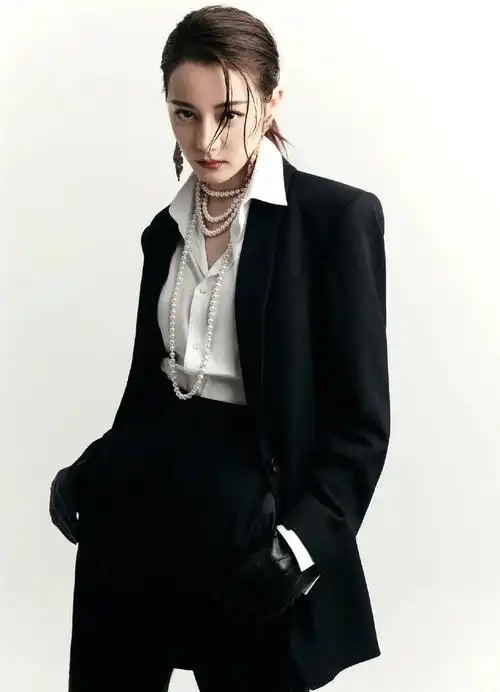 30岁的迪丽热巴拽姐甜妹