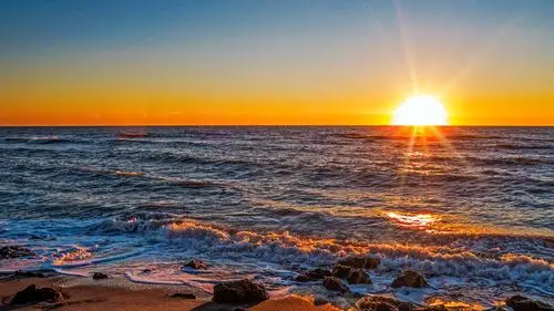 落日熔金,海风轻响,大海也平静了下来.