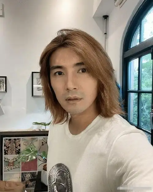 贺军翔晒黄色长发自拍梦回恶魔在身边