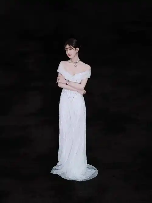 赵露思换了造型师后变得更加帅气了,她身穿白色长裙,优雅又可爱