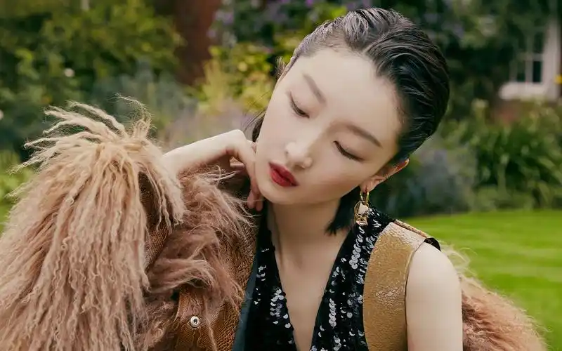 周冬雨皮草性感高清桌面壁纸