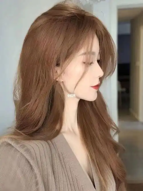 亚麻灰棕色低调高级感轻奢的发色小姐姐的头发染过很多次,所以头发