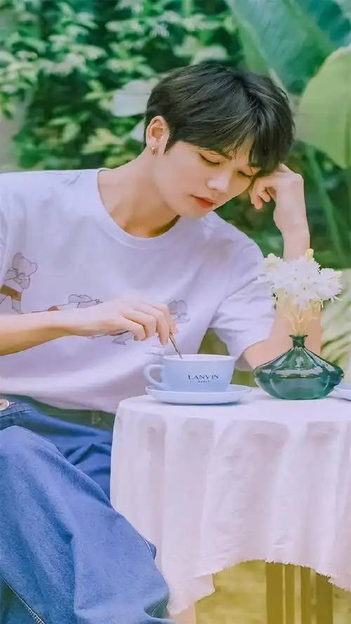 林彦俊户外写真高清手机壁纸