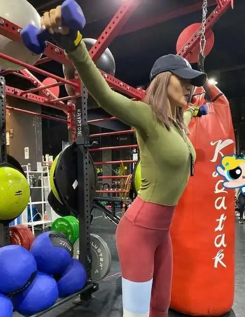 歌手谭维维,健身房秀腹肌,37岁宛如少女,身材让人羡慕