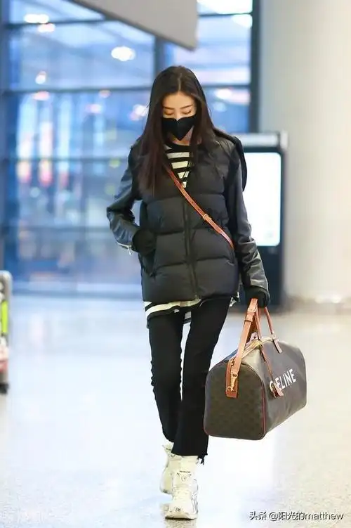 张天爱现身上海机场披肩长发面容清丽美的心动