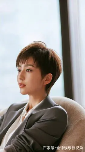 佟丽娅短发中性风格也非常酷,这组照片真的很有感觉,超喜欢