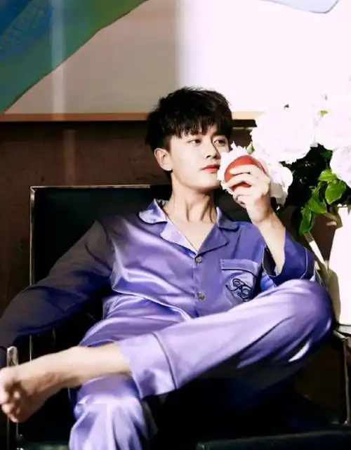 一问一答鹿晗行程满档任嘉伦接触欢瑞破云冰糖炖雪梨反响王鸥谈粉丝