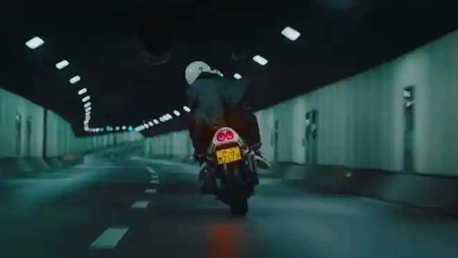 电影《人潮汹涌》中有这样一幕,刘德华骑着摩托去找万茜,隧道里传来