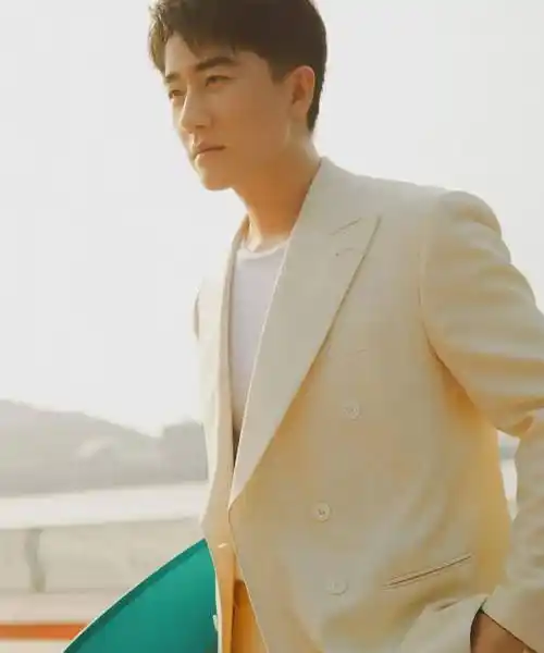 原创黄轩带女友走机场她戴口罩难掩普通单眼皮o型腿和黄轩太不搭