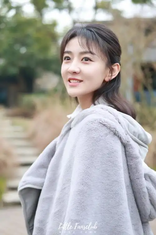 梁洁白色橄榄树