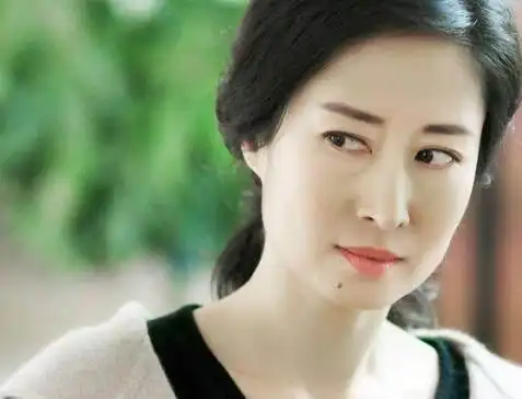 刘敏涛,1976年1月出生于山东烟台,毕业于中央戏剧学院,中国内地女演员