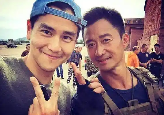 94年两人的合影,那时候吴彦祖中文不好,全靠年纪相仿的吴京照顾~吴京