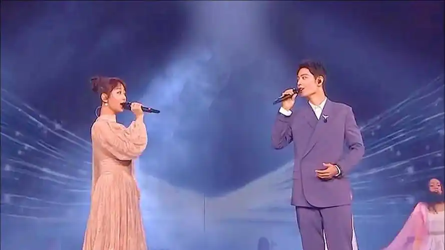 杨紫肖战现场合唱《余生请多指教》,一开嗓余音绕梁,观众听懵了