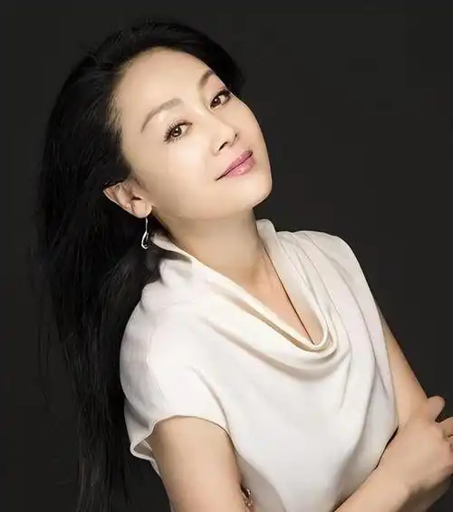 58岁王姬身材真丰满穿蓝色蕾丝连衣裙不见赘肉气质碾压同龄人