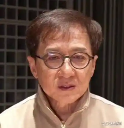 70岁成龙大哥真的老了,头发花白尽显老态!_工作_电影界_年纪