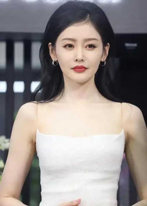 又被张天爱惊艳了葫芦身材前凸后翘后背露出一块白到发光