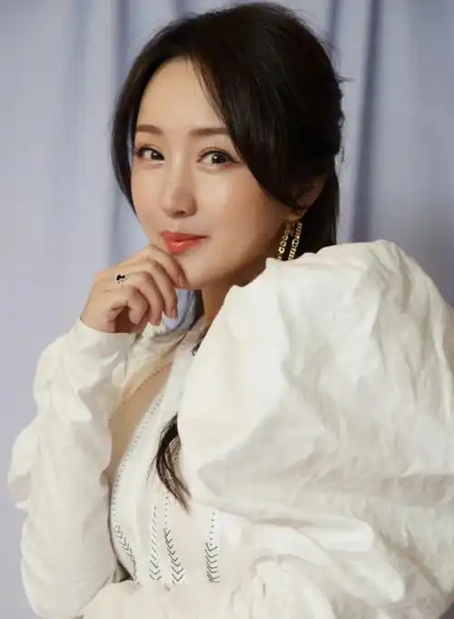 53岁杨钰莹商演近照曝光,身材