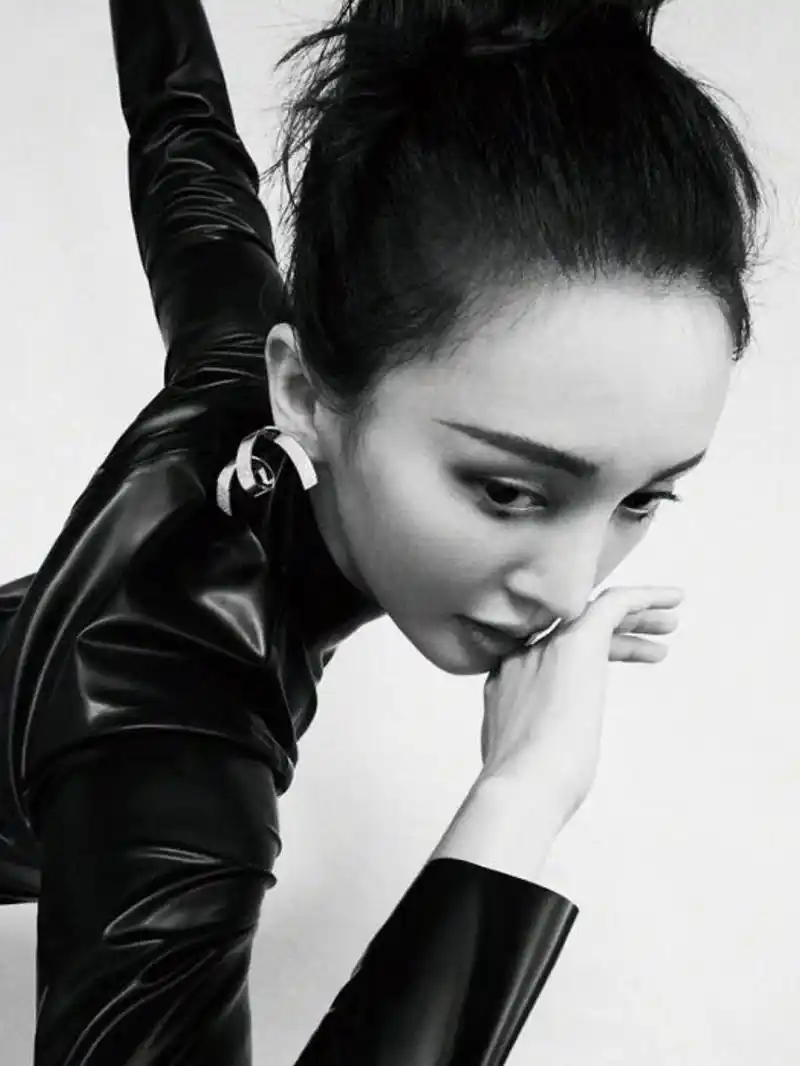 金晨穿皮衣又美又飒,气质干练优雅,腰臀比更是傲人