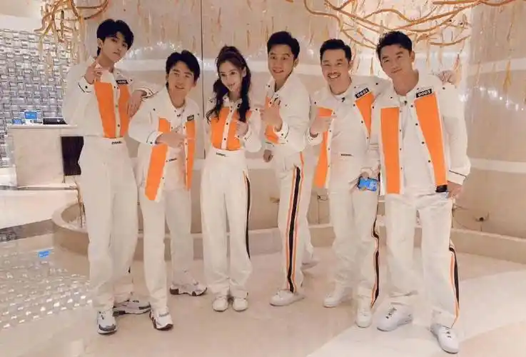 原创奔跑吧路透曝光蔡徐坤帮杨颖提裙子看到熟悉的身影心动了