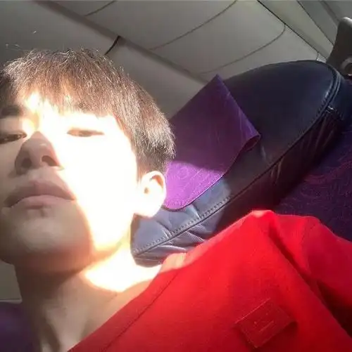 易烊千玺久违晒自拍蜜汁角度难挡青春气息