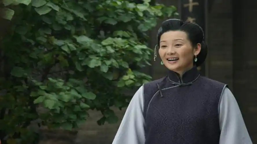 她是经典青衣形象,不依靠任何人的她成就了角色也成就了自己._徐帆