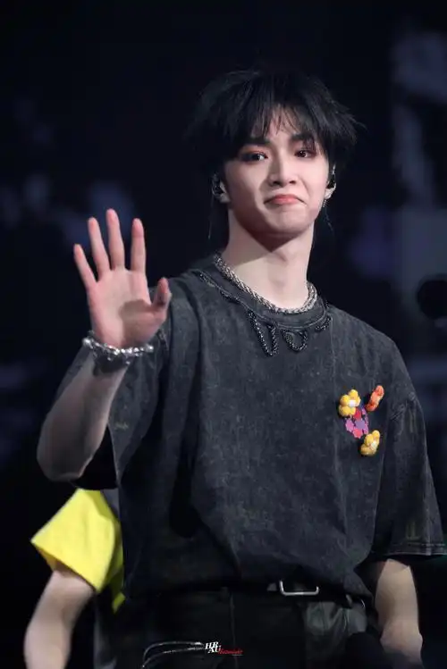 今日星拍放送##刘耀文一对一教粉丝手势舞##刘耀文倔强的小男孩