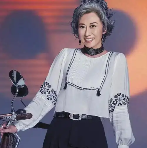 60岁叶倩文还在赶潮流一身黑白配不刻意装嫩穿出老年人高级感