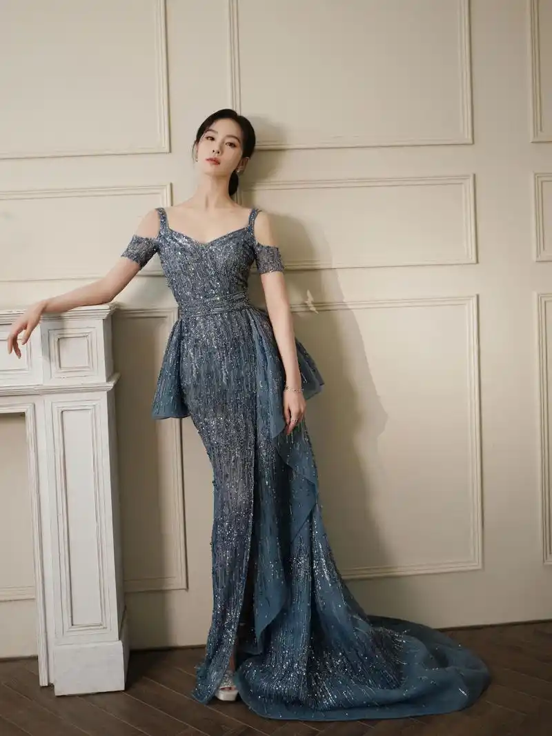 气质如兰刘诗诗温文尔雅大小姐系列写真浅蓝亮片露背长裙气质出众