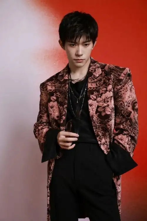 易烊千玺粉色渐变眼镜