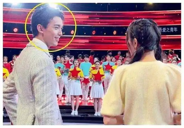 五四晚会现场揭秘吴磊迪丽热巴共同亮相似准男女