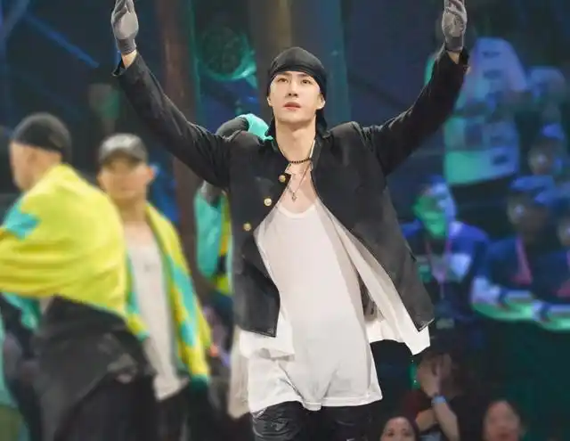 王一博水舞台燃炸了当镜头特写他的舞蹈动作确定是带伤上场