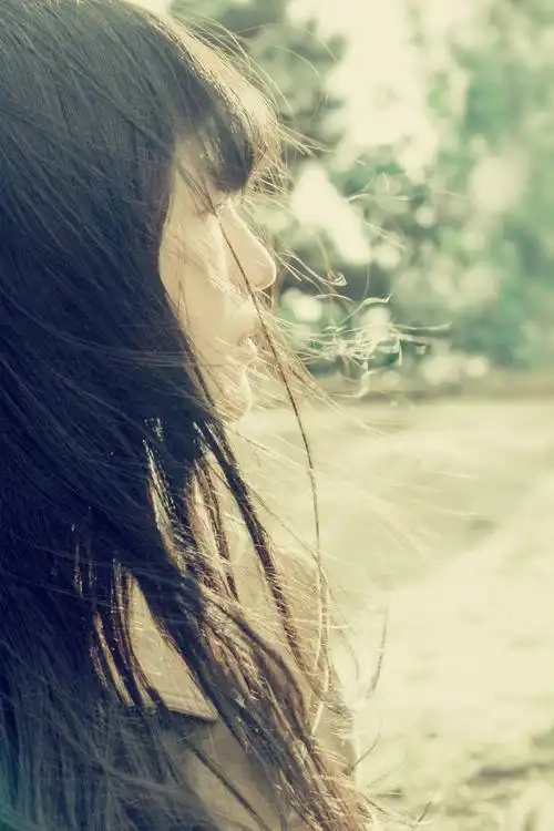 出镜:伍振湘 美术学院国画专业的安静女孩 有着一种淡淡忧伤的气质