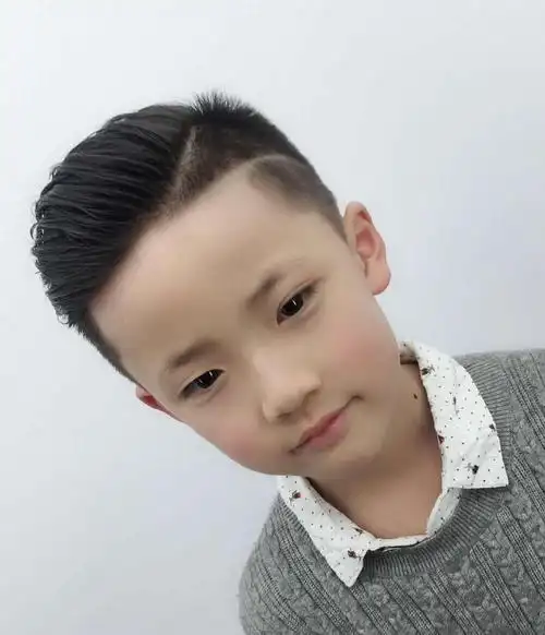 我就继续推进一组三四岁男宝的帅气发型给你吧:现在的宝宝就是爸妈的