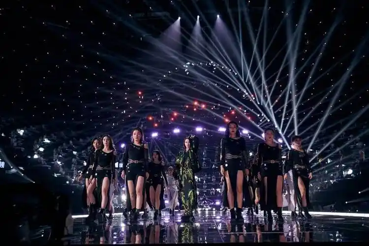 谭维维献唱2021江苏卫视跨年演唱会多变曲风演绎金曲串烧