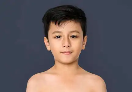 前台面临小男孩用赤裸的胸膛照片